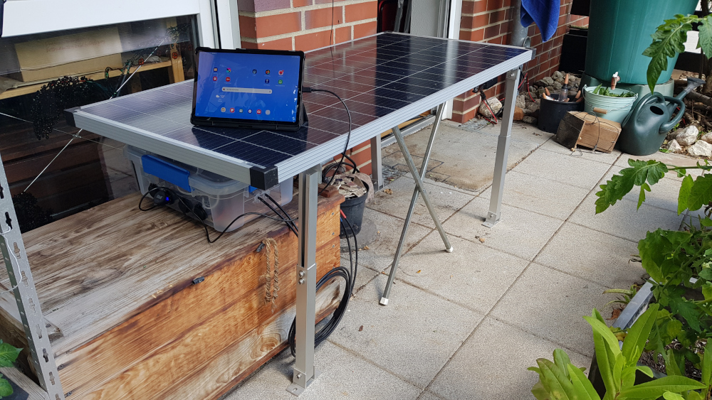 Gartentisch aus einem Solarmodul mit Powerstation darunter