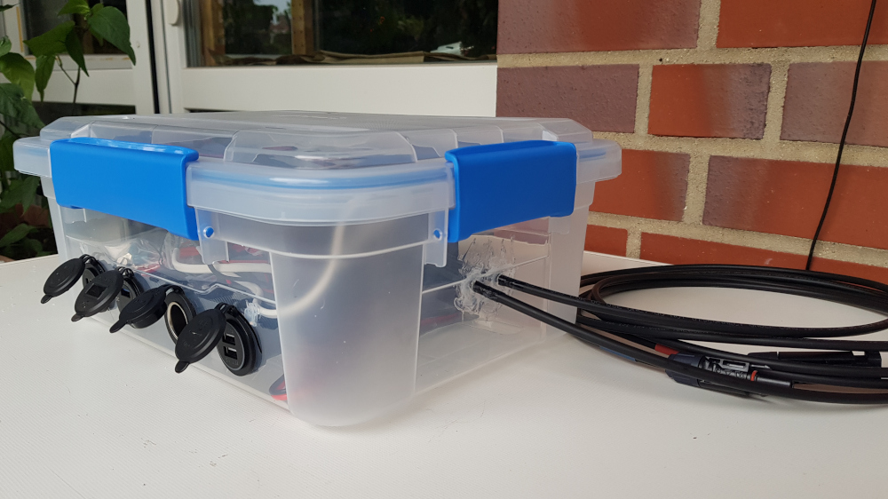 Außen hat die Powerbox vier Steckdosen und zwei Anschlusskabel fürs Solarmodul
