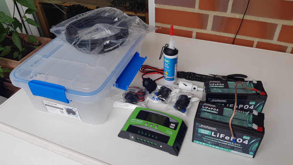 Alle benötigten Dinge auf einem weißen Tisch