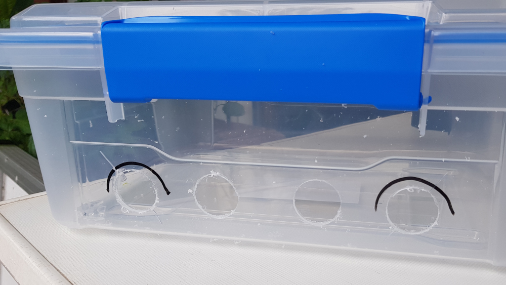 Kiste mit 4 Löchern