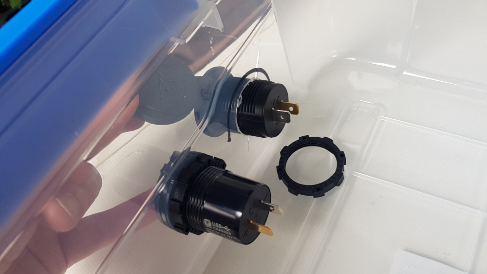 USB-Buchsen werden den Löcher festgeschraubt