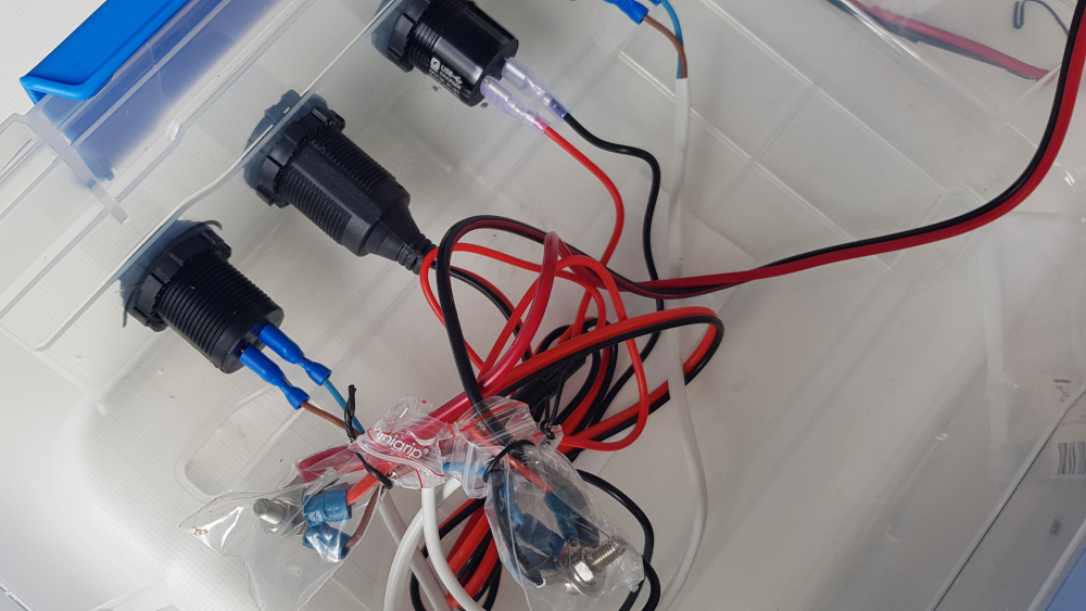 USB-Buchsen werden parallel unsachgemäß angeschlossen und schlecht isoliert