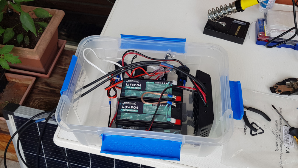 In der ersten Version steht der Laderegler aufrecht vor den Akkus, mit dem Display zur Wand