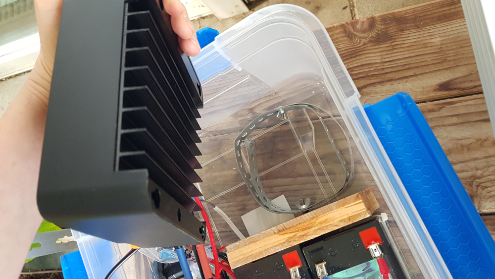 Der Laderegler wir mit den Kühlrippen nach unten auf den Abstandhalter gelegt