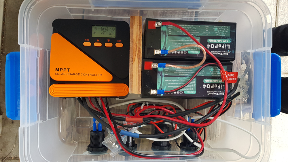 Der neue Laderegler liegt flach neben den Akkus